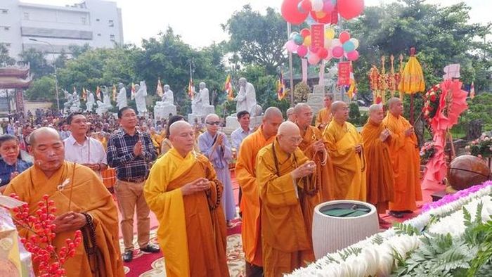 Chư tôn đức, đại biểu niêm hương cúng dường