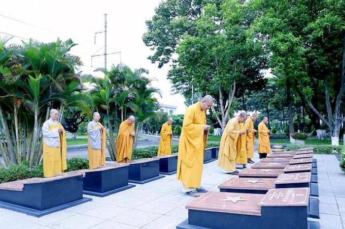 Thắp hương trên các mộ liệt sĩ đang yên nghỉ tại Nghĩa trang Liệt sĩ Bình Dương
