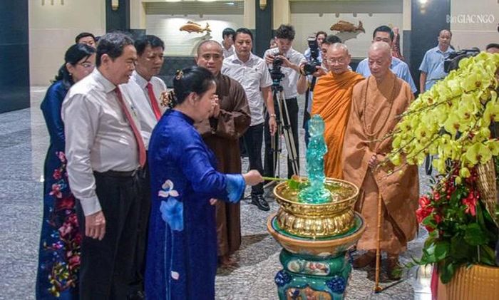 Chủ tịch Ủy ban Trung ương MTTQVN Bùi Thị Minh Hoài với nghi thức Mộc dục (Tắm Phật) truyền thống