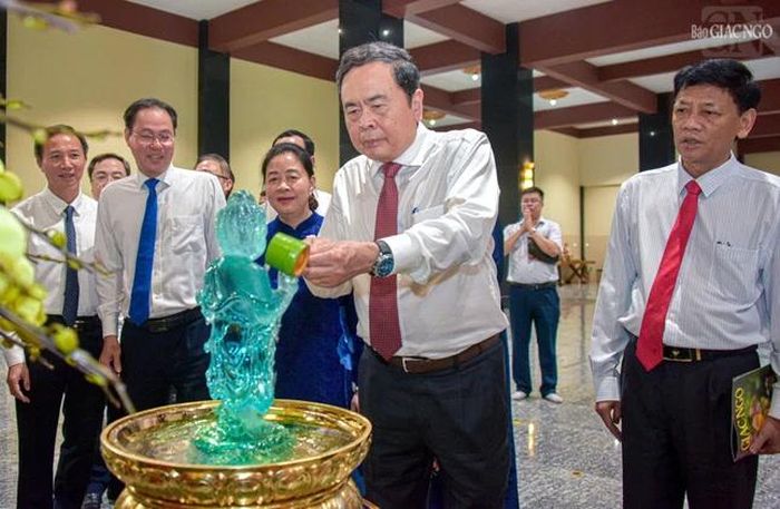 Chủ tịch Quốc hội Trần Thanh Mẫn trong nghi thức truyền thống nhân Đại lễ Phật đản: Mộc dục (Tắm Phật), trong khuôn khổ buổi thăm