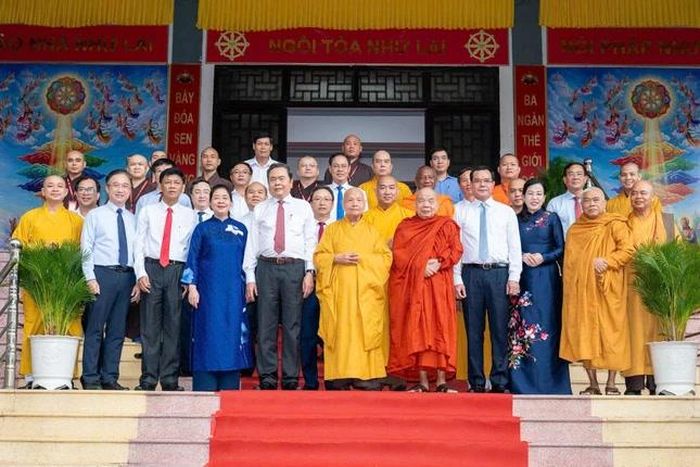 Phái đoàn chụp ảnh lưu niệm tại thiền viện Quảng Đức - Ảnh: Đăng Huy
