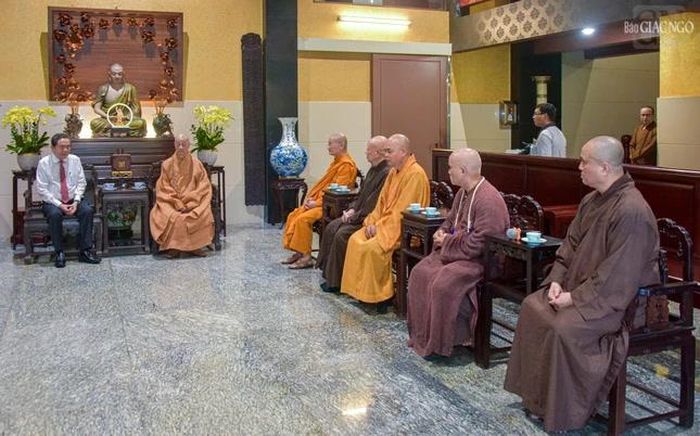 Chư Trưởng lão Hội đồng Chứng minh, Ban Trị sự GHPGVN TP.HCM và Ban Thư ký Văn phòng Đức Pháp chủ