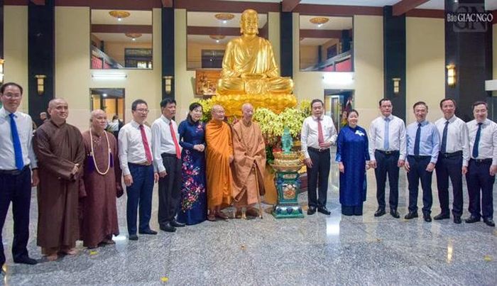 Phái đoàn lãnh đạo Đảng, Nhà nước, MTTQVN và TP.HCM với Đức Pháp chủ, chư vị Hội đồng Chứng minh tại chùa Huê Nghiêm, trước tôn tượng Phật hoàng Trần Nhân Tông và biểu tượng Đức Phật đản sanh