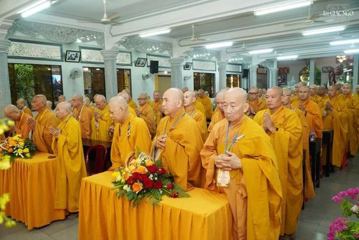 Chư Tăng các phường: Hạnh Thông, Gò Vấp, Thông Tây Hội, An Nhơn, An Hội Tây và An Hội Đông an cư tại chùa Huỳnh Kim và tu viện Quảng Hương Già Lam