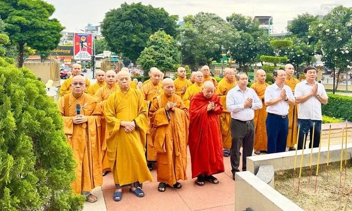 Trước khi diễn ra lễ khai giảng khóa an cư, chư tôn đức cùng đại diện chính quyền thắp hương tưởng niệm tại Đài Liệt sĩ Gò Vấp - Ảnh: Quang Hải