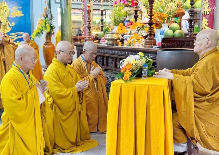Chư Tăng tác pháp an cư - Ảnh: T.Chí