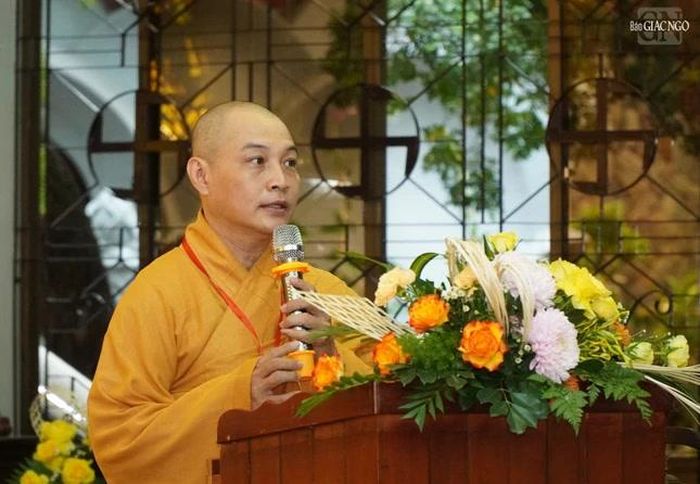 Đại đức Thích Quang Nghĩa báo cáo công tác an cư của Tăng Ni các phường