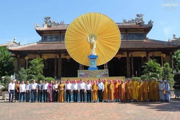Trước Lễ đài Phật đản tại chùa Từ Đàm