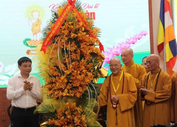 Lãnh đạo Đảng, Nhà nước MTTQVN tặng hoa chúc mừng Đại lễ Phật đản