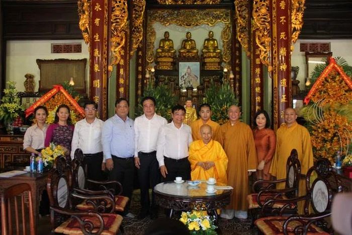 Thăm, chúc mừng Phật đản Phật lịch 2570 đến Trưởng lão Hòa thượng Thích Chơn Tế tại tổ đình Tường Vân