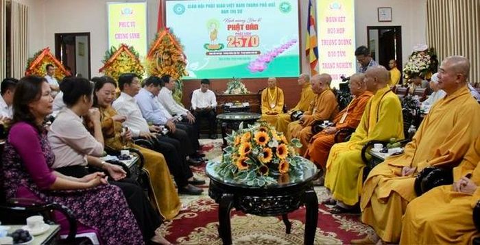  Quang cảnh buổi thăm, chúc mừng Phật đản tại Văn phòng Ban Trị sự GHPGVN TP.Huế