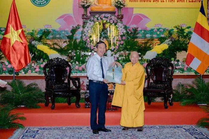 Trưởng lão Hòa thượng Thích Thiện Nhơn tặng quà lưu niệm đến ông Vũ Hoài Bắc