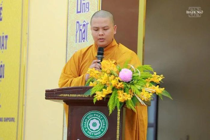 Đại đức Thích Huệ Nghiêm thông qua danh sách Ban Tổ chức và Ban Chức sự các hạ trường