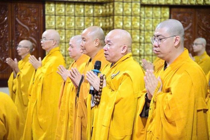 Thượng tọa Thích Nhật Thiện, Ủy viên Ban Trị sự GHPGVN TP.HCM cùng chư tôn đức