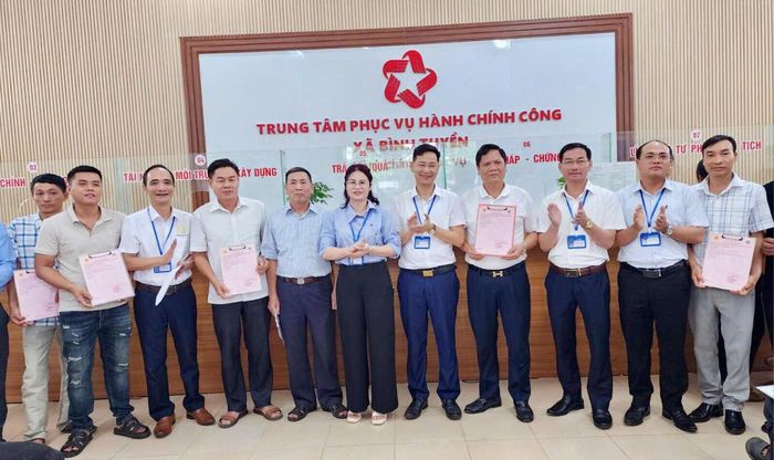 Bà Trần Thị Thanh Tâm, Chủ tịch UBND xã Bình Tuyền trao giấy chứng nhận quyền sử dụng đất lần đầu cho các hộ dân.