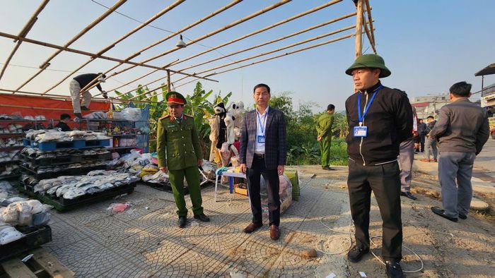 Ông Đỗ Anh Tuấn, Trưởng phòng Kinh tế xã Bình Tuyền (đội mũ) cùng lãnh đạo xã và lực lượng chức năng tiến hành xử lý nghiêm các trường hợp vi phạm.