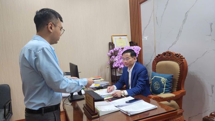 Cán bộ phòng KInh tế trình các văn bản liên quan xử lý vi phạm đất đai báo cáo ông Trương Quang Vinh, Phó Chủ tịch UBND xã để có biện pháp xử lý.
