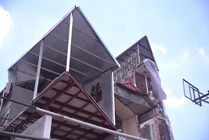 Ghi nhận tại dự án cầu Trần Hưng Đạo (phường Hồng Hà), tình trạng nhà siêu mỏng, siêu méo đã bắt đầu hình thành. Trong ảnh là ngôi nhà 3 tầng, vừa được dựng lên với kết cấu cột, giằng thép mặt phố Vạn Kiếp. Ngôi nhà siêu méo này hiện vẫn đang trong quá trình hoàn thiện, với mặt tiền là một cạnh vát kéo dài.