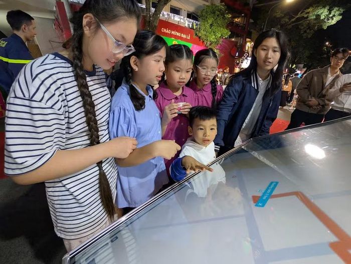 Không gian đi bộ khu vực Hồ Hoàn Kiếm sẽ được biến hóa thành một ngày hội trải nghiệm tương tác đa sắc màu. (Ảnh: BTC).
