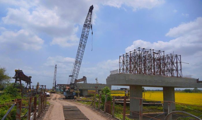 Nhà thầu thi công hạng mục cầu trong thời gian chờ cát.