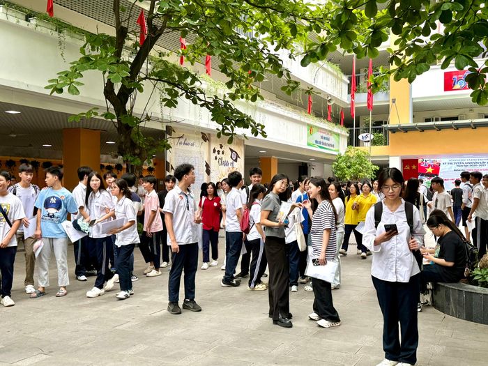 Sau khi phổ biến quy chế thi cho ngày mai, thí sinh chuẩn bị tâm thế bước vào kỳ thi.