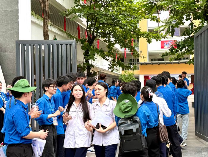 Thí sinh ra về sau khi đã hoàn tất kiểm tra thông tin và nghe phổ biến quy chế thi.