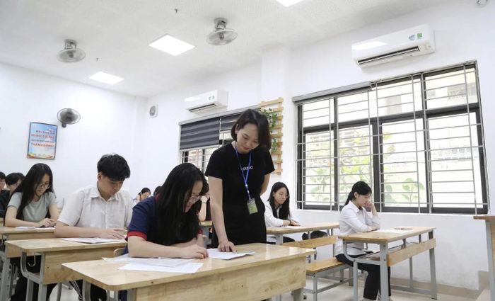 Cán bộ coi thi hướng dẫn thí sinh kiểm tra thông tin dự thi trước ngày thi, đảm bảo chính xác số báo danh và phòng thi.