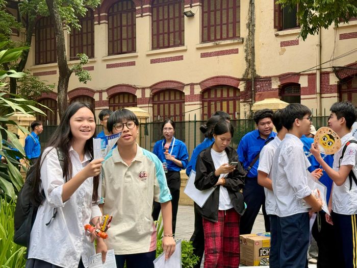 Thí sinh tại điểm thi Trường THPT Trần Phú - Hoàn Kiếm sẵn sàng bước vào kỳ thi lớp 10.