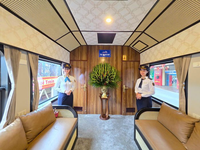 Đầu toa xe chỉ huy, bên ngoài phòng họp.