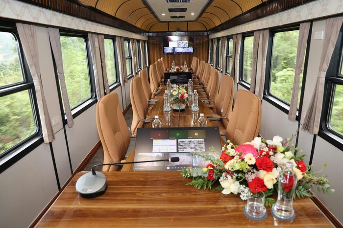 Phòng họp trực tuyến trên toa xe chỉ huy.