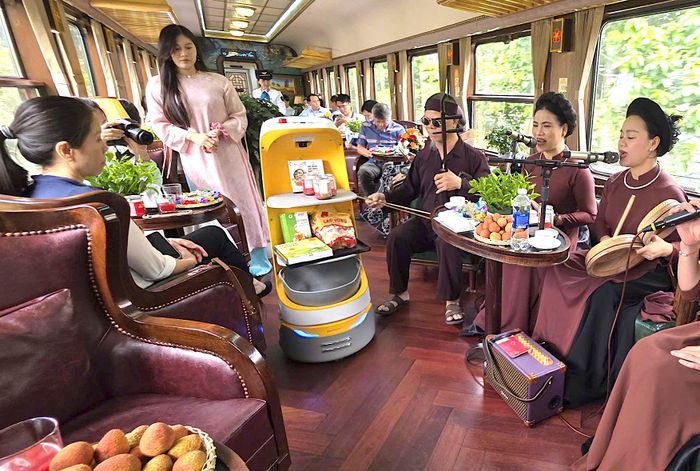 Robot phục vụ trên toa VIP 34 chỗ.