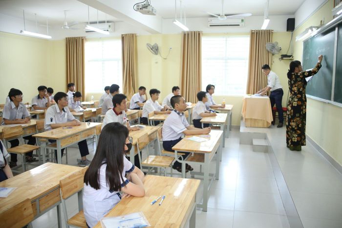 Công tác chuẩn bị cơ sở vật chất tại các điểm thi lớp 10 TP.HCM đang được khẩn trương hoàn tất trước ngày thi chính thức.