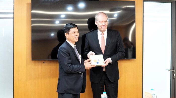 Thứ trưởng Bộ Ngoại giao Phần Lan phụ trách thương mại quốc tế Jarno Syrjälä và Thứ trưởng Bộ Xây dựng Lê Anh Tuấn tại lễ trao quà lưu niệm sau buổi làm việc.