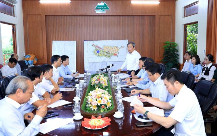 Chủ tịch TP Hà Nội Vũ Đại Thắng tại buổi làm việc với Ủy ban nhân dân xã Vật Lại.