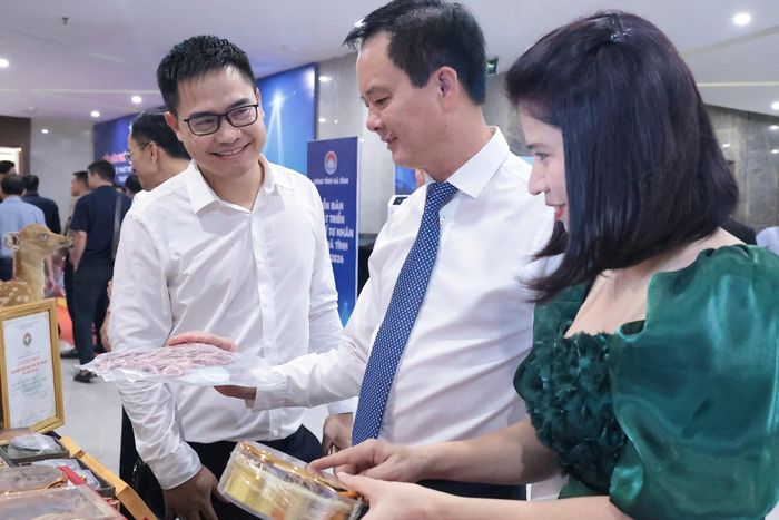 Tại phiên đối thoại, đại diện các doanh nghiệp trong và ngoài tỉnh đã tập trung đặt nhiều câu hỏi, kiến nghị liên quan đến định hướng, chiến lược và các giải pháp trọng tâm nhằm hỗ trợ doanh nghiệp nâng cao năng lực cạnh tranh, tiếp cận nguồn lực và tham gia sâu hơn vào hệ sinh thái đổi mới sáng tạo.