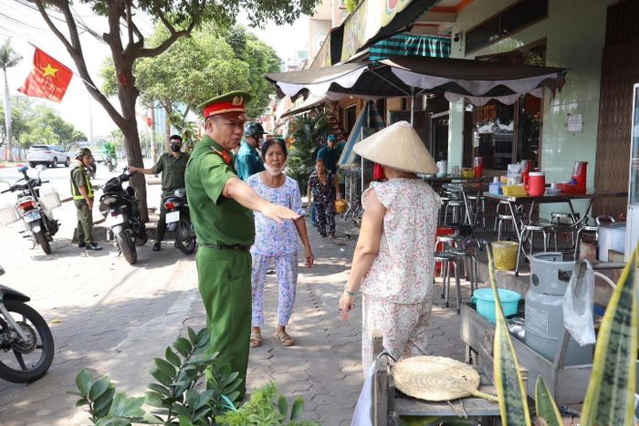 Công an địa phương đã nhắc nhở người dân dọn dẹp hàng hóa, bàn ghế đặt vị trí lấn chiếm lòng lề đường.