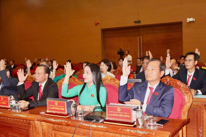 Các đại biểu HĐND biểu quyết thông qua các nghị quyết.
