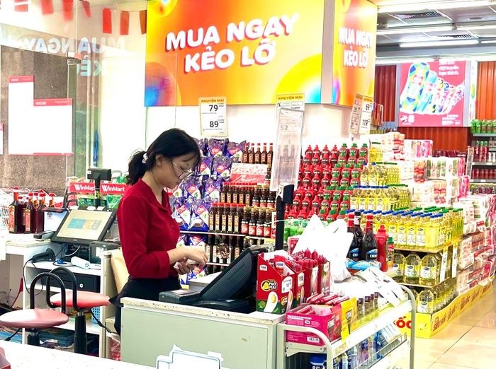 Các vị trí: Nhân viên bán hàng, thu ngân, phục vụ nhà hàng, quán cà phê, chăm sóc khách hàng, trực page, hỗ trợ thương mại điện tử và đóng gói đơn hàng đang rơi vào tình trạng "khát" nhân sự sinh viên hiện nay.
