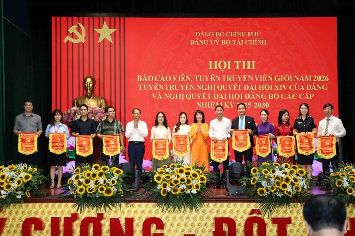 Ban Tổ chức trao cờ lưu niệm cho các thí sinh tham dự.