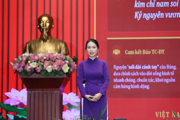 Thí sinh Văn Thị Bích Thảo đến từ Báo Tài chính - Đầu tư trả lời câu hỏi của Ban giám khảo.