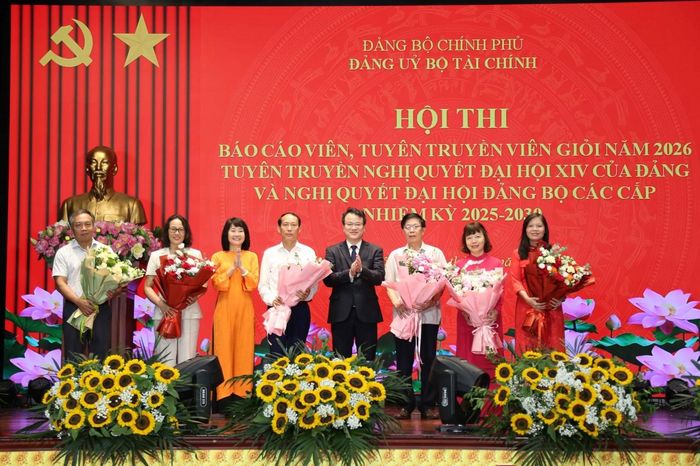 Ban Tổ chức tặng hoa cảm ơn Ban Giám khảo vòng sơ khảo và vòng chung khảo. Ảnh: Đức Minh