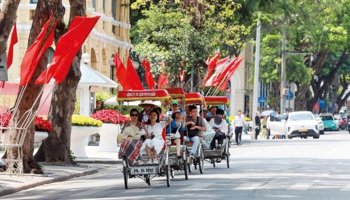 Nhiều doanh nghiệp sẵn sàng giảm lợi nhuận để giữ giá tour ổn định nhằm giữ chân du khách. Ảnh: Đức Thanh