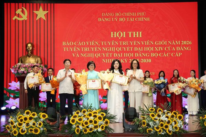 Hai giải Nhì được trao cho thí sinh Nguyễn Thị Hoa - Tập đoàn Công nghiệp Năng lượng Quốc gia Việt Nam và thí sinh Bùi Thanh Hiền - Cục Quản lý, giám sát bảo hiểm.