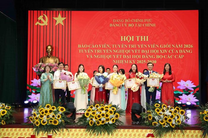 Thí sinh Văn Thị Bích Thảo đến từ Báo Tài chính - Đầu tư và 5 thí sinh (Hồ Anh Tùng - Tổng Công ty Thuốc lá Việt Nam; Trần Thanh Niên - Trường Bồi dưỡng cán bộ Kinh tế - Tài chính; Bùi Văn Phương - Vụ Quản lý quy hoạch; Nguyễn Gia Hân - Tạp chí Kinh tế - Tài chính; Đoàn Thị Ngọc Nhi - Cục Dự trữ Nhà nước) nhận giải Khuyến khích.