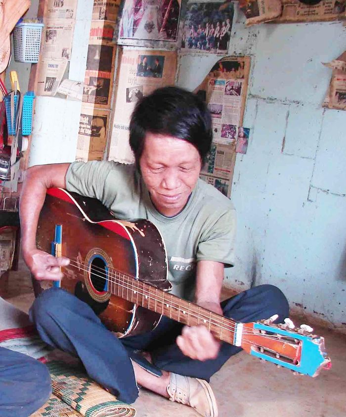 Anh Rơ Đôr đang say bên tiếng đàn 