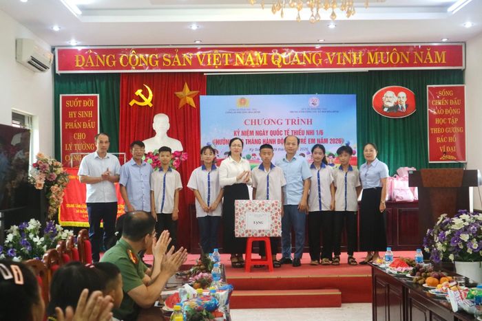 Đại diện phường Kỳ Sơn trao tặng quà cho các em nhỏ tại Trung tâm