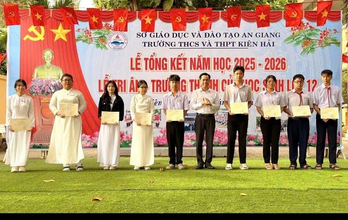 Ông Đoàn Hồng Duy - Phó Bí thư Thường trực Đảng ủy, Chủ tịch HĐND Đặc khu Kiên Hải trao Giấy khen cho những học sinh giỏi cấp Tỉnh