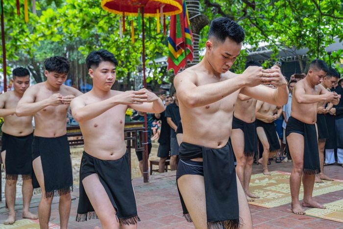 Múa xe đài trước trận đấu