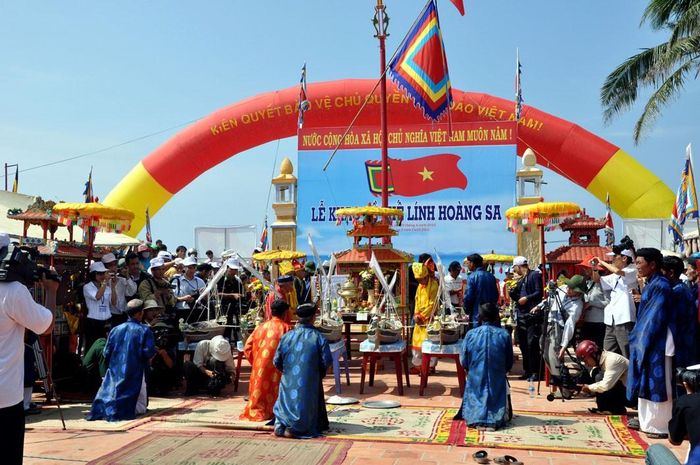 Lễ khao lề thế lính Hoàng Sa được các tộc họ trên đảo tổ chức hàng trăm năm nay. Ảnh Nguyễn Đăng Lâm