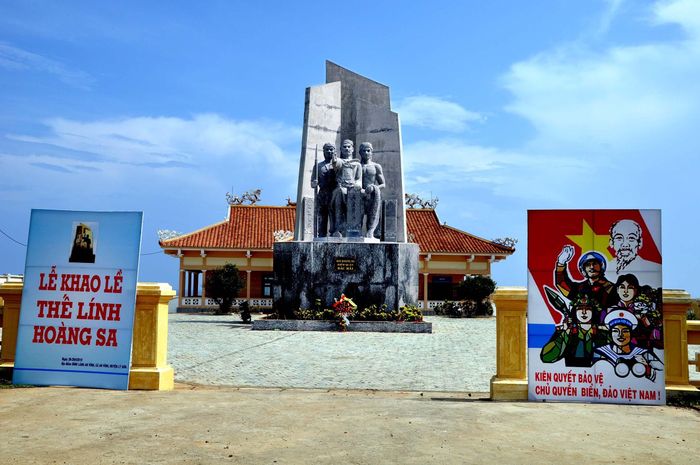 Tượng đài Đội Hoàng Sa kiêm quản Bắc Hải ở Lý Sơn- ẢNH NGUYỄN ĐĂNG LÂM